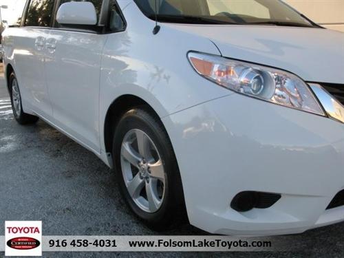 Toyota Sienna 2011 photo 2