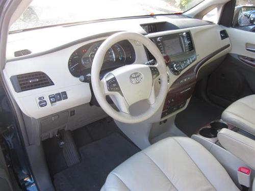 Toyota Sienna 2011 photo 3