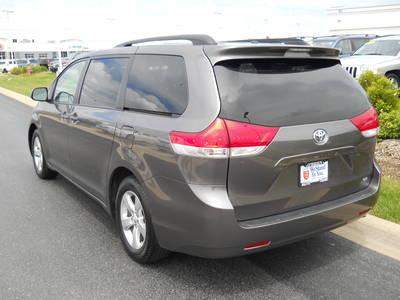 Toyota Sienna 2011 photo 2