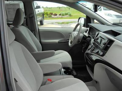 Toyota Sienna 2011 photo 4