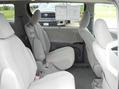 Toyota Sienna 2011 photo 5