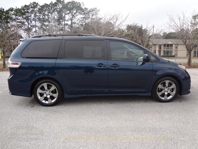 Toyota Sienna 2011 photo 1