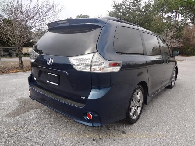 Toyota Sienna 2011 photo 2
