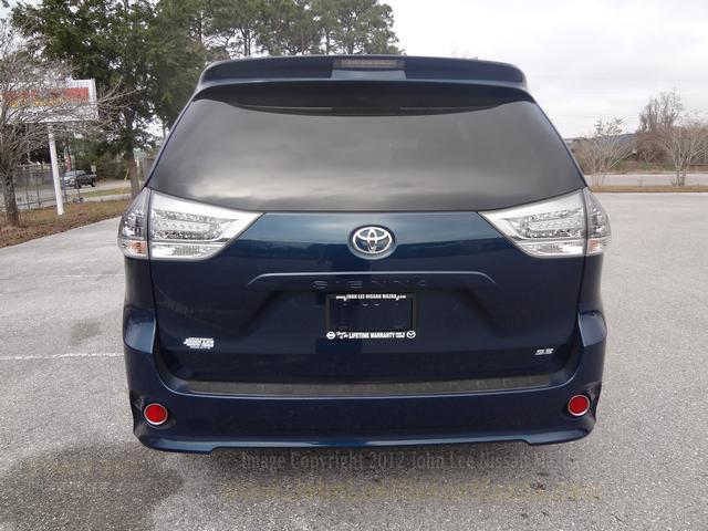 Toyota Sienna 2011 photo 3