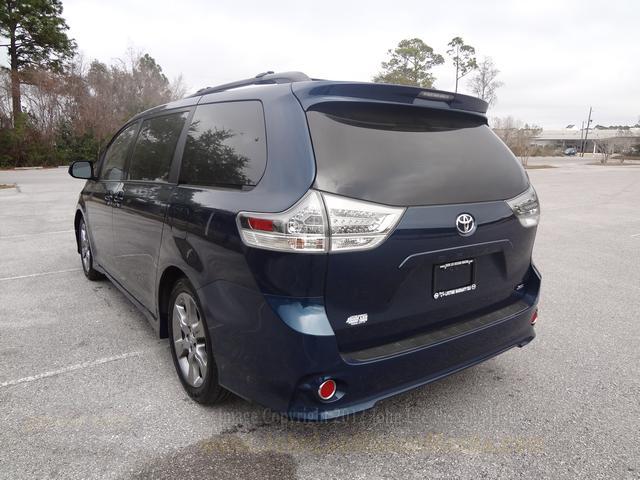 Toyota Sienna 2011 photo 4