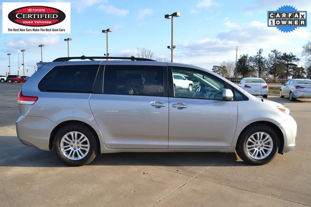 Toyota Sienna 2011 photo 2