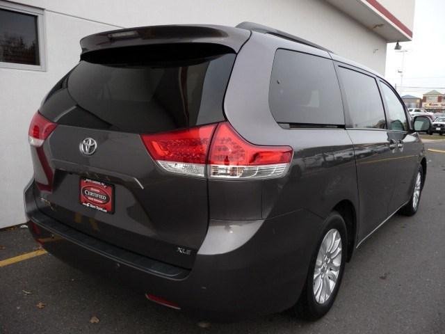 Toyota Sienna 2011 photo 5