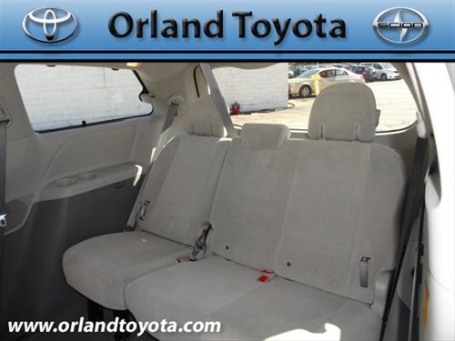 Toyota Sienna 2011 photo 1