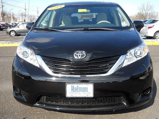 Toyota Sienna 2011 photo 2