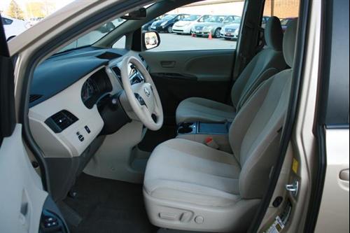 Toyota Sienna 2011 photo 1