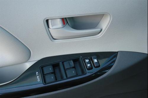 Toyota Sienna 2011 photo 2