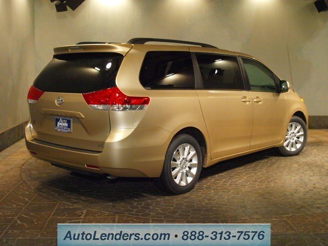 Toyota Sienna 2011 photo 2