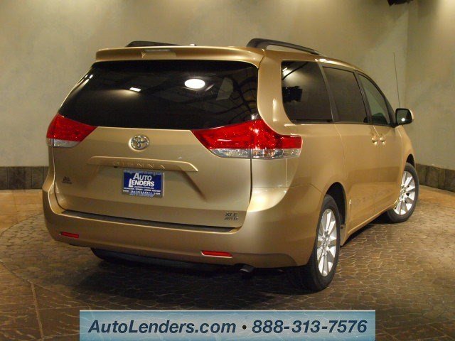 Toyota Sienna 2011 photo 3