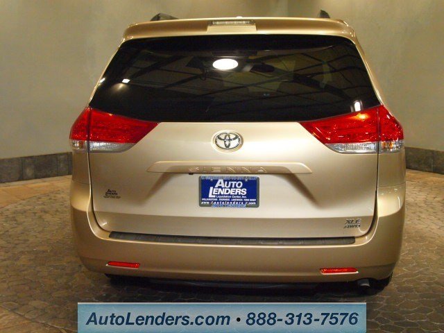 Toyota Sienna 2011 photo 4