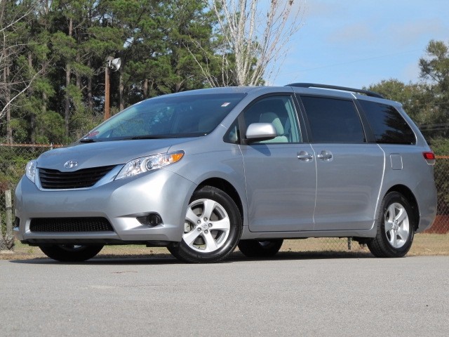 Toyota Sienna 2011 photo 1