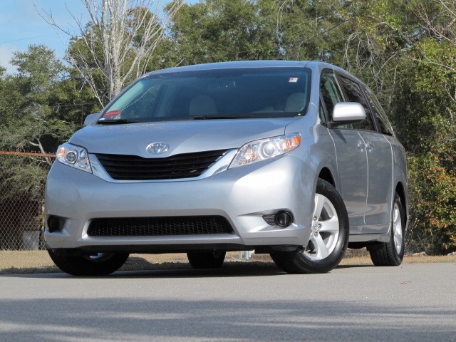 Toyota Sienna 2011 photo 2