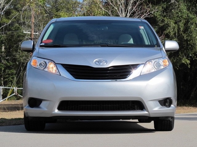 Toyota Sienna 2011 photo 4