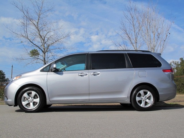 Toyota Sienna 2011 photo 5