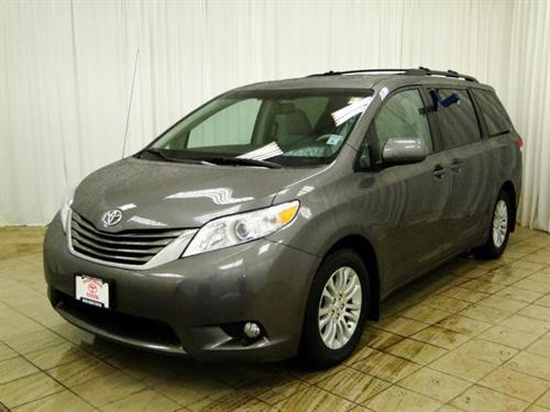 Toyota Sienna 2011 photo 1