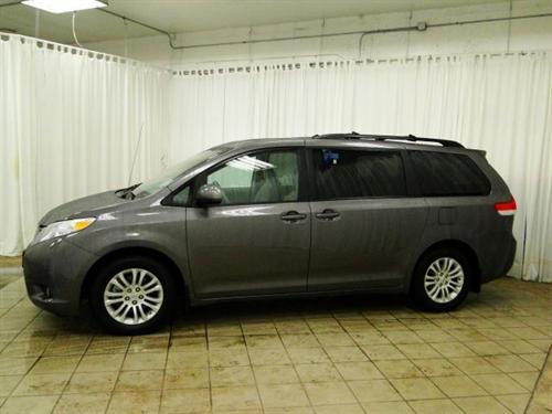 Toyota Sienna 2011 photo 2