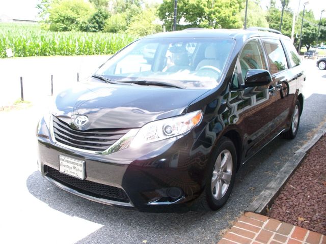 Toyota Sienna 2011 photo 1