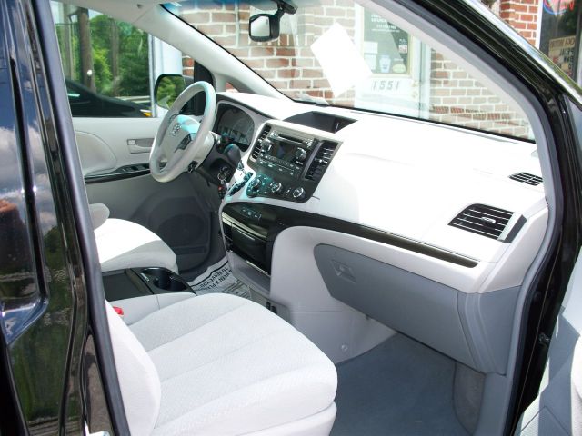 Toyota Sienna 2011 photo 2