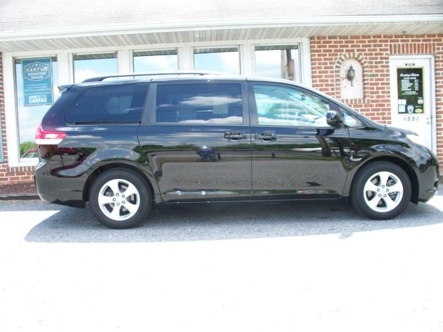Toyota Sienna 2011 photo 3