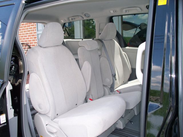Toyota Sienna 2011 photo 4
