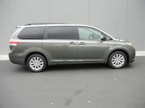 Toyota Sienna 2011 photo 1