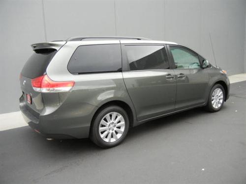Toyota Sienna 2011 photo 2