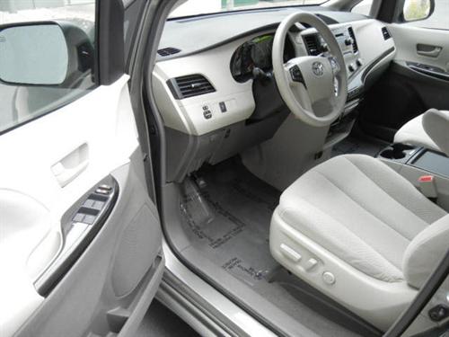 Toyota Sienna 2011 photo 3