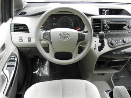 Toyota Sienna 2011 photo 5