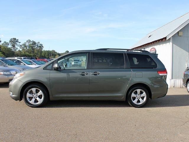 Toyota Sienna 2011 photo 1