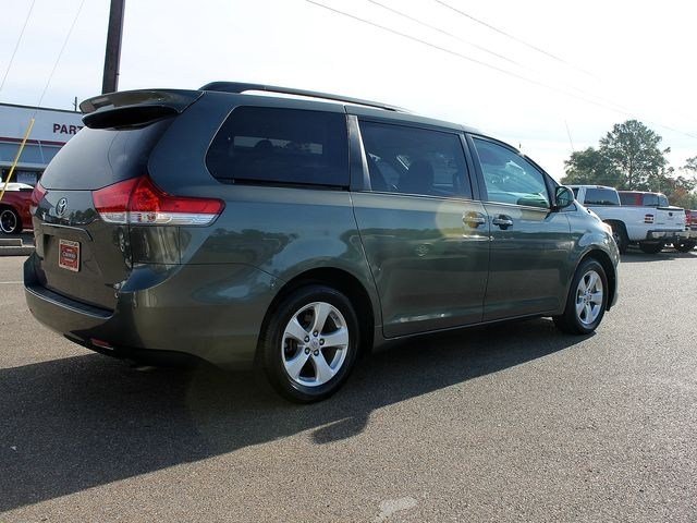 Toyota Sienna 2011 photo 2