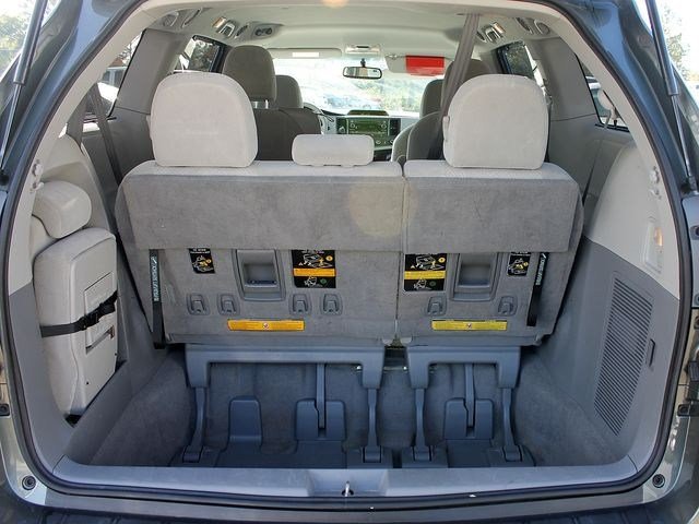 Toyota Sienna 2011 photo 3