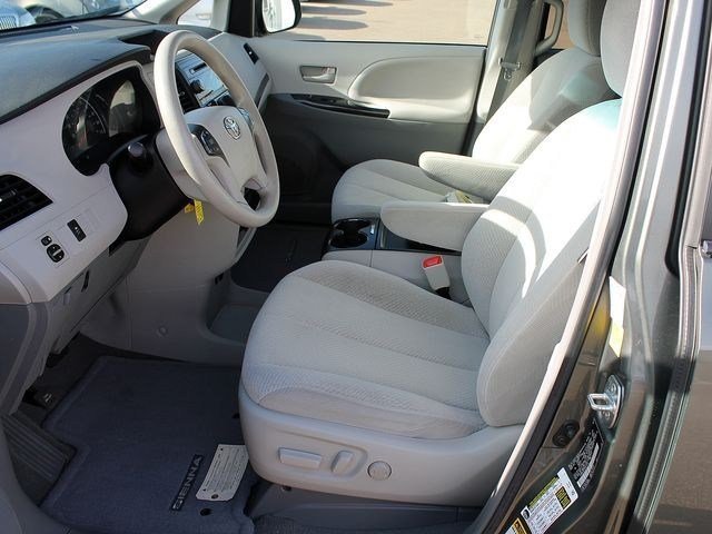 Toyota Sienna 2011 photo 5