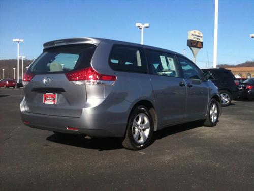 Toyota Sienna 2011 photo 2