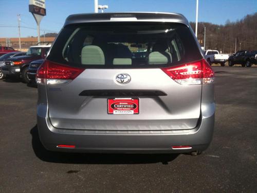 Toyota Sienna 2011 photo 3