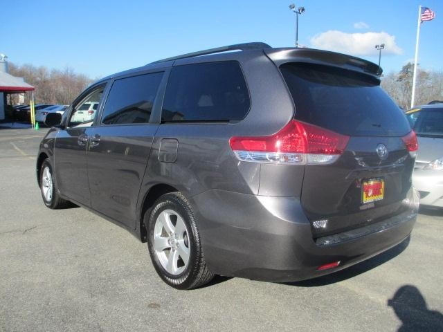 Toyota Sienna 2011 photo 2