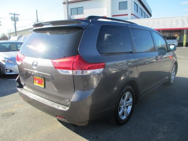 Toyota Sienna 2011 photo 3