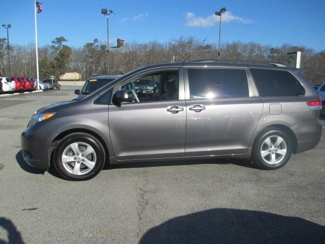 Toyota Sienna 2011 photo 1