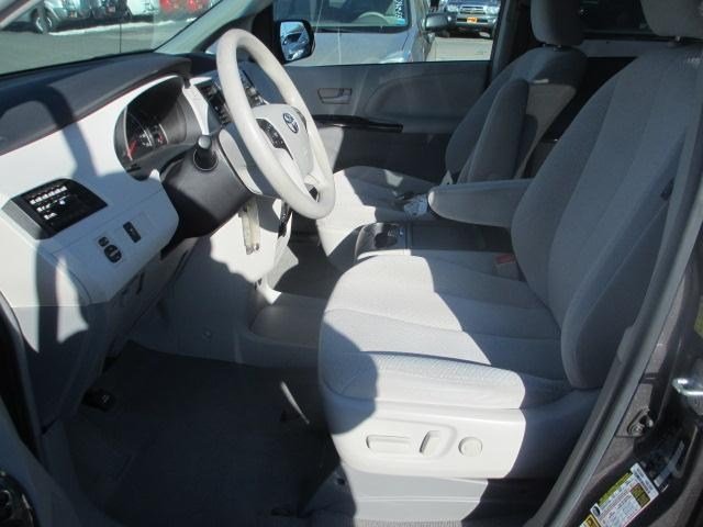 Toyota Sienna 2011 photo 5