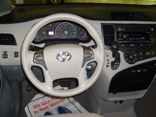 Toyota Sienna 2011 photo 3