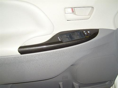 Toyota Sienna 2011 photo 4