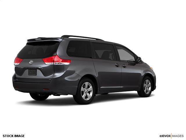 Toyota Sienna 2011 photo 2