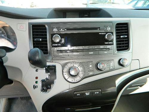 Toyota Sienna 2011 photo 1