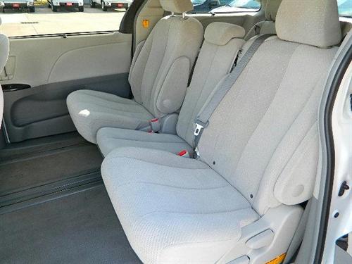 Toyota Sienna 2011 photo 2