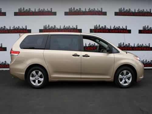Toyota Sienna 2011 photo 1