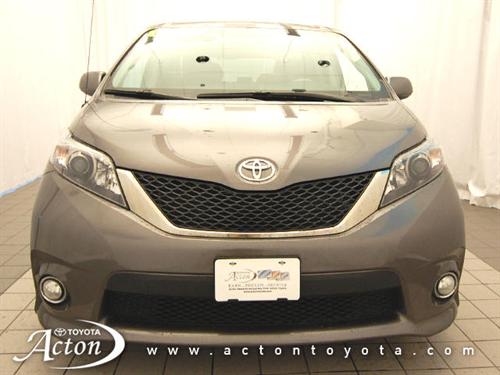 Toyota Sienna 2011 photo 1