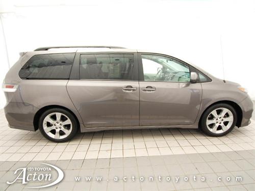 Toyota Sienna 2011 photo 2